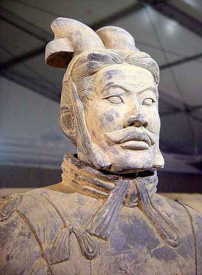 Uno de los guerreros de Xian falsos exhibidos en Alemania.