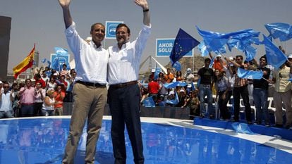 El expresidente del Gobierno, Mariano Rajoy, y Francisco Camps, durante el mitin del PP en Alicante en el año 2009.