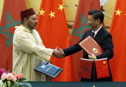 El presidente de China, Xi Jinping (derecha), saluda al rey Mohamed VI tras la firma de documentos en el Gran Palacio del Pueblo chino, en Pekín el 11 de mayo de 2016.