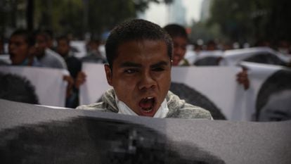 Normalistas protestan en Ciudad de México, el 26 de septiembre de 2020.