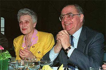 Pierre Bérégovoy, con su esposa, en un almuerzo celebrado en Nevers en abril de 1992.