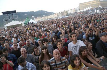 Centenares de personas aguardan a los pies del Escenario Verde, en la playa de la Zurriola, a que comience el concierto de Ray Davies, líder de The Kinks, con el que se inauguró la 49 edición del Jazzaldia.