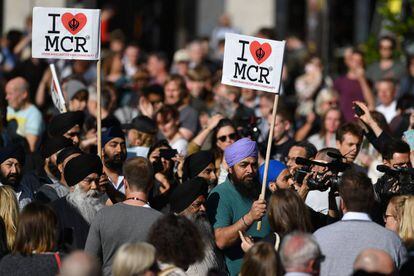 Vigilia en Albert Square de Manchester por las v&iacute;ctimas, este martes