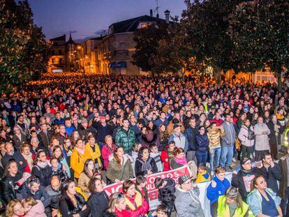 Participantes de la manifestación con más de 20.000 asistentes contra el cierre del paritorio en Verín (Ourense).