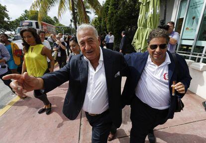 Joe Nakash y Eli Gindi, adjudicatarios de la antigua mansión de Gianni Versace en Miami Beach, junto con el grupo inversor VM South Beach,tras hacerse con la casa en la puja.