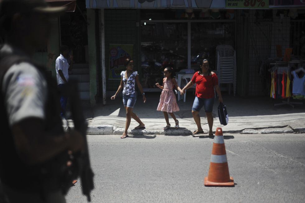 La policía patrulla las calles del barrio de Amaralina para evitar robos, muy frecuentes en la zona de Salvador de Bahía (Brasil).