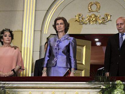 La reina Sof&iacute;a (centro), acompa&ntilde;ada por Teresa Berganza y el ministro de Educaci&oacute;n, Cultura y Deportes, Jos&eacute; Ignacio Wert, en el palco del Real.