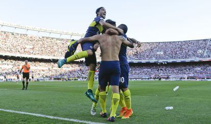 Ricardo Centurion (centro), del Boca Juniors, celebra con sus compañeros después de marca un gol frente al River Plate.
