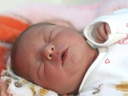 La recién nacida Vanda Sinka, la primera niña en nacer este año en Hungría.  