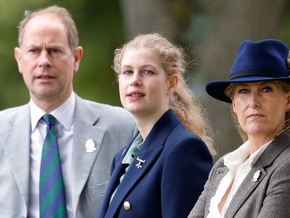Luisa Windsor junto a sus padres, el príncipe Eduardo y Sofía, condes de Wessex, el pasado julio.