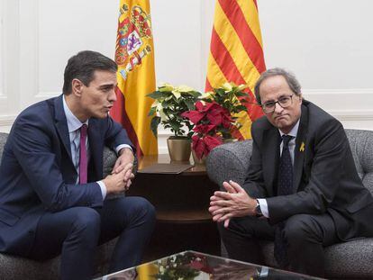 Reunión del presidente del Gobierno, Pedro Sánchez (i), y el presidente de la Generalitat de Cataluña, Quim Torra, en Barcelona.