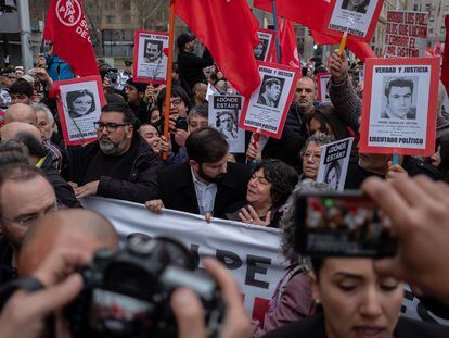 El presidente Gabriel Boric marcha junto a los familiares de los desparecidos en la dictadura por la conmemoración de los 50 años del golpe de estado.
