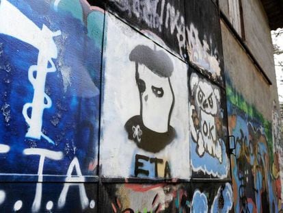 Imagen de archivo de un muro del municipio de Llodio (Álava) con pintadas a favor de ETA. 