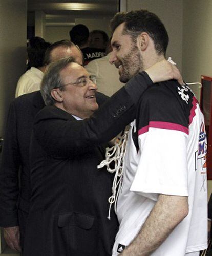 Florentino P&eacute;rez felicita a Rudy Fern&aacute;ndez despu&eacute;s de que el Madrid ganase en febrero la Copa del Rey de baloncesto.