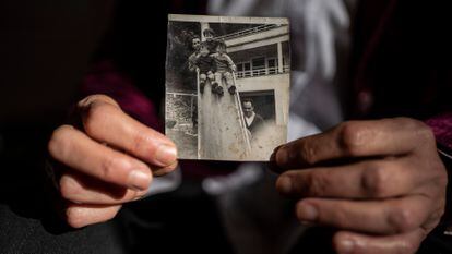 Leonor García, victima de abusos, sujeta una foto de cuando era niña.