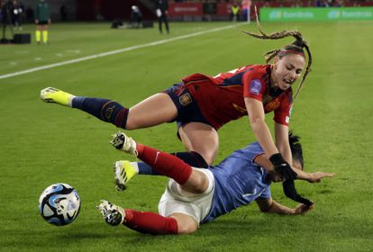 Athenea del Castillo falls to the ground during a play with Sakina Karchaoui.