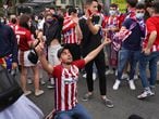 Un aficionado del Atlético de Madrid celebra la victoria de su equipo, este sábado en Neptuno.