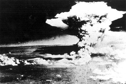 El 6 de agosto de 1945, a las 8.15 de la mañana, el B-29 <i>Enola Gay</i> lanzó sobre Hiroshima la primera bomba atómica contra objetivos humanos. 120.000 personas murieron al instante.