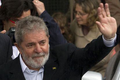 El presidente brasileño, Luiz Inácio Lula da Silva, saluda después de depositar su voto, ayer en São Bernardo do Campo.