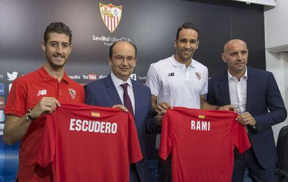 El presidente del Sevilla, José Castro, y el director deportivo, Monchi, en la presentación de Ramí y Escudero como nuevos jugadores del Sevilla, en el Sánchez-Pizjuán.