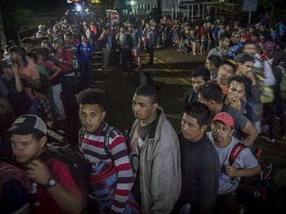 Centroamericanos de la caravana migrante esperan en fila para acceder al puesto fronterizo de El Ceibo, Tabasco (México). 