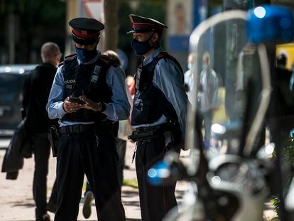 Dos agentes de los Mossos d'Esquadra.