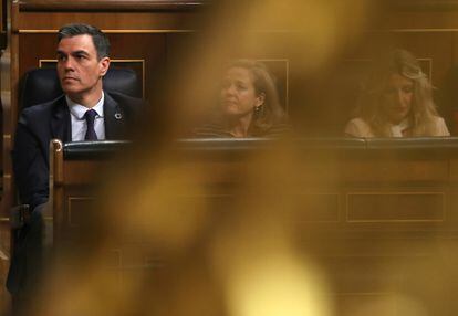 El presidente del Gobierno, Pedro Sánchez, escucha una de las intervenciones en el Congreso. 