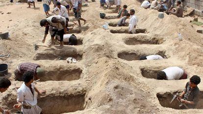 Fosas en Saada para sepultar a los niños fallecidos en un ataque en Yemén.