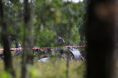 Un especialista trabaja en el lugar donde se estrelló el avión de Yevgueni Prigozhin, en la región de Tver (Rusia), el 24 de agosto de 2023.