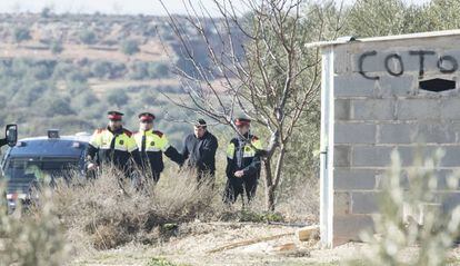 El cazador, junto a los Mossos d&rsquo;Esquadra en la reconstrucci&oacute;n del crimen en Aspa.