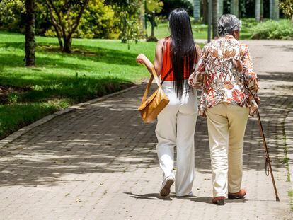 Dos mujeres caminan en un jardín de Bogotá, Colombia.