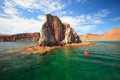 Travesía en kayak en la isla Espiritu Santo, en Baja California (México).
