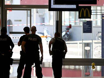 Un grupo de policías accede al interior de la estación de Colonia, en Alemania, este lunes.