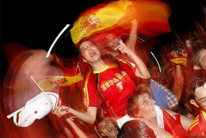 Aficionadas de la selección española celebran la victoria de su equipo en el paseo de Recoletos de Madrid.