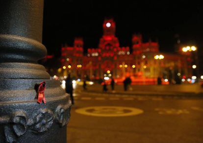 El Palacio de Cibeles iluminado de rojo para apoyar la lucha contra el sida