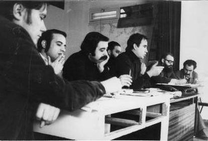 Reunión de la FRAVM en 1976, antes de su legalización; en el centro, con bigote, Julián Rebollo.