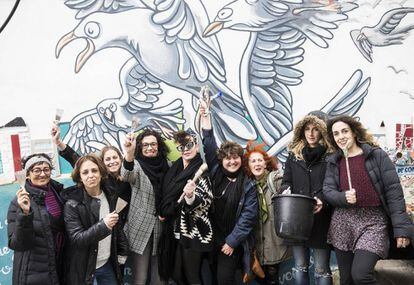 El colectivo Oasis Monte Alto, que ha impulsado la creación de un mural de siete metros a ambos lados de la escalinata Adelaida Muro, en el barrio obrero de Monte Alto.