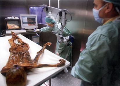 Un equipo científico analiza en 2002 los restos de <i>Otzi.</i>
