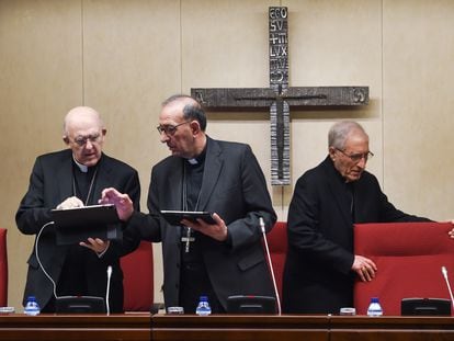 El presidente de la Conferencia Episcopal Española, Juan José Omella (centro), acompañado a su derecha del cardenal arzobispo de Madrid, Carlos Osoro, y del cardenal Antonio María Rouco Varela.