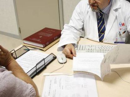 Una paciente en la consulta del médico en una imagen de archivo