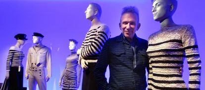 Jean Paul Gaultier, dise&ntilde;ador de moda, en la exposici&oacute;n sobre su retrospectiva en la Fundaci&oacute;n Mapfre.