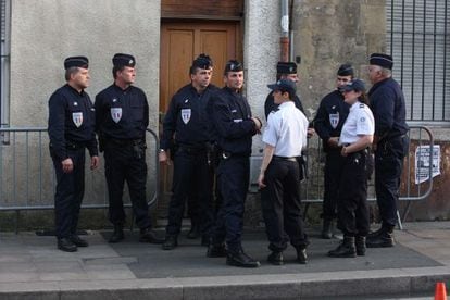 Polic&iacute;as y gendarmes franceses ante la puerta de la casa en la que se ocultaba Thierry.