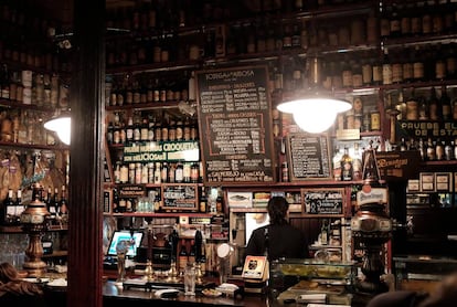 Interior de Bodegas La Ardosa, en Madrid.