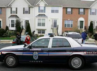 Un coche patrulla controla la casa familiar de Cho Seung-hui (tercera por la izquierda), en la localidad de Centreville, Virginia.