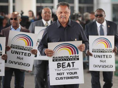 El reverendo Jessie Jackson en una protesta contra United Airlines.