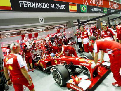 Fernando Alonso, en el garaje durante los entrenamientos.