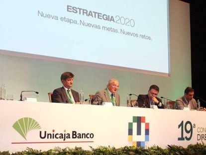 El Presidente de Unicaja Banco, Manuel Azuaga, se dirige a los directivos del grupo durante el encuentro celebrado en M&aacute;laga.