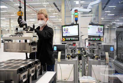 Una empleada de una fábrica de baterías de Estados Unidos (Microvast) prueba unidades de ion-litio en la línea final de la factoría.