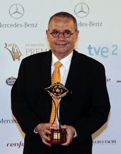 Manuel Romero Canela posa con el galardón Especial a la Tecnología.