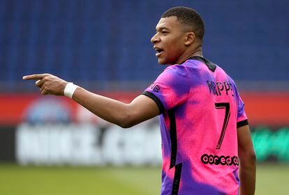 Kylian Mbappé celebra un gol del PSG en Ligue 1.